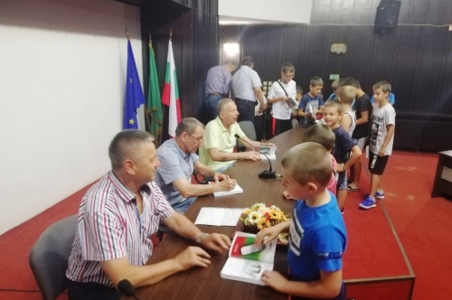 Най-малките футболисти ФК ,,Борислав” посетиха Община Първомай