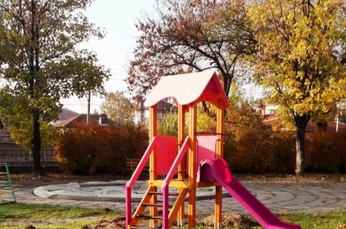 Обновени детски площадки