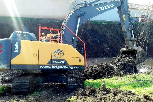 Аварийно-възстановителни дейности по почистване на коритото на р. Бяла река