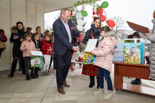 Кметът Николай Митков награди участниците в конкурса за мартеници