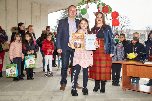 Кметът Николай Митков награди участниците в конкурса за мартеници
