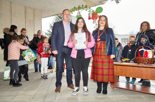 Кметът Николай Митков награди участниците в конкурса за мартеници