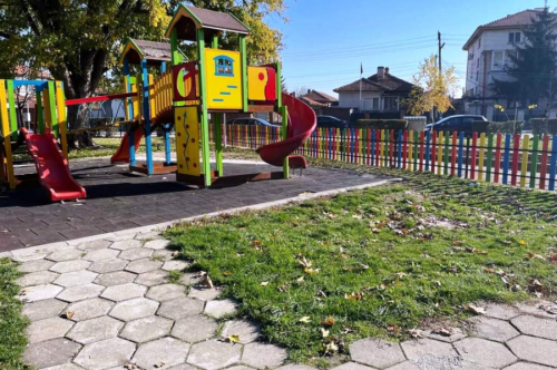Нова ограда за детската площадка в градския парк