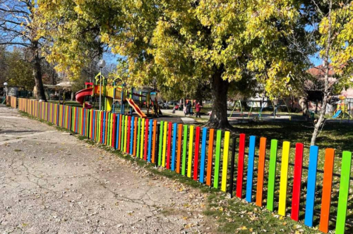 Нова ограда за детската площадка в градския парк