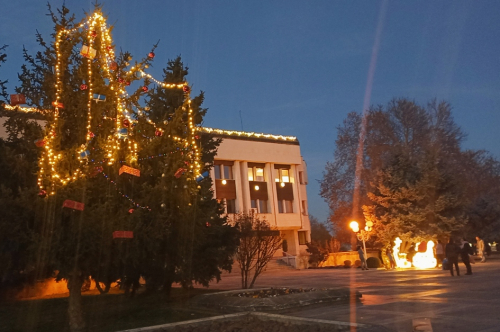  Коледната украса пред сградата на общината заблестя празнично