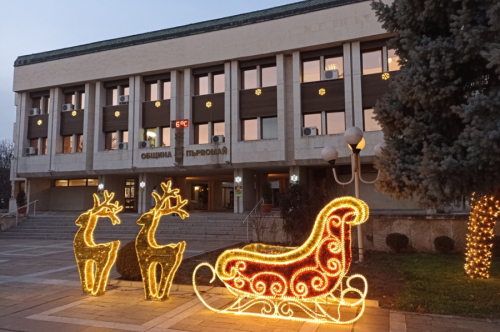  Коледната украса пред сградата на общината заблестя празнично