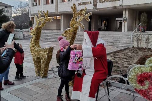 Дядо Коледа е при децата на Община Първомай