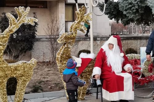 Дядо Коледа е при децата на Община Първомай