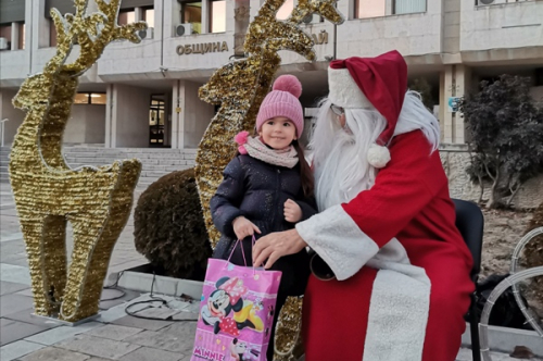 Дядо Коледа е при децата на Община Първомай