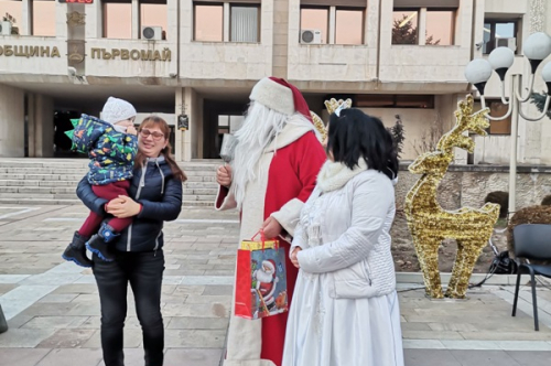 Дядо Коледа е при децата на Община Първомай