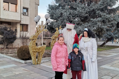 Дядо Коледа е при децата на Община Първомай