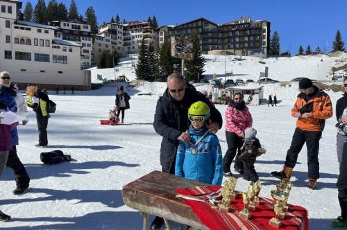 Кметът Николай Митков награди победителите в ски-състезанието на Пампорово