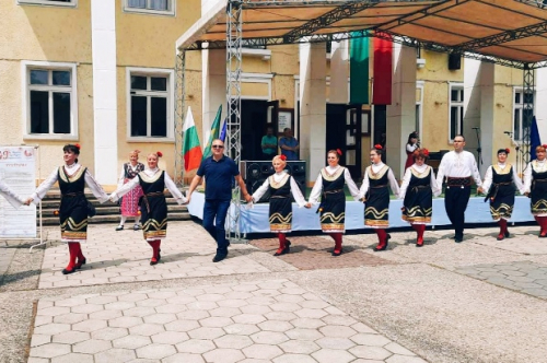 „Майски фолклорни ритми” – Празник на хорото