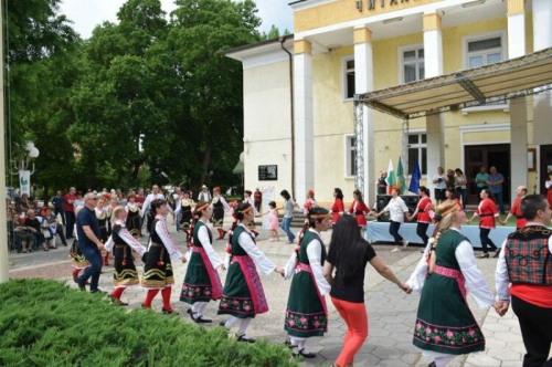 „Майски фолклорни ритми” – Празник на хорото