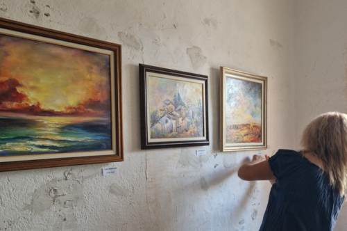 Първомайските художници подредиха  свои картини в „Шарената къща” в село Градина