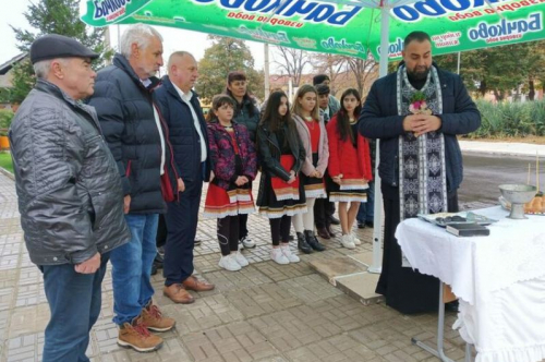 Кметът на общината Николай Митков и кметът Йордан Стоев прерязаха лентата на обновените улици в село Градина