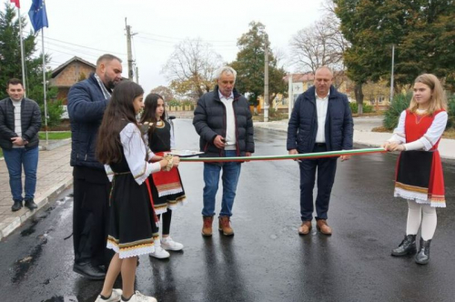 Кметът на общината Николай Митков и кметът Йордан Стоев прерязаха лентата на обновените улици в село Градина