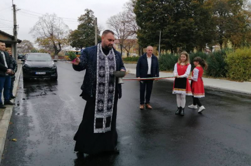 Кметът на общината Николай Митков и кметът Йордан Стоев прерязаха лентата на обновените улици в село Градина
