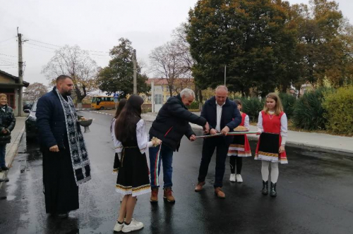 Кметът на общината Николай Митков и кметът Йордан Стоев прерязаха лентата на обновените улици в село Градина