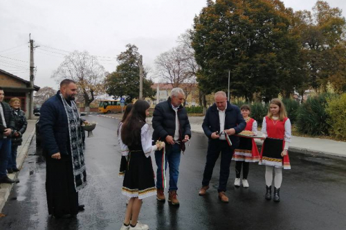 Кметът на общината Николай Митков и кметът Йордан Стоев прерязаха лентата на обновените улици в село Градина