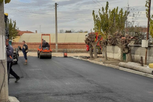 Кметът на общината Николай Митков и кметът Йордан Стоев прерязаха лентата на обновените улици в село Градина
