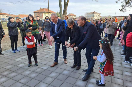 Кметът преряза летата на изцяло обновената детска градина в село Виница