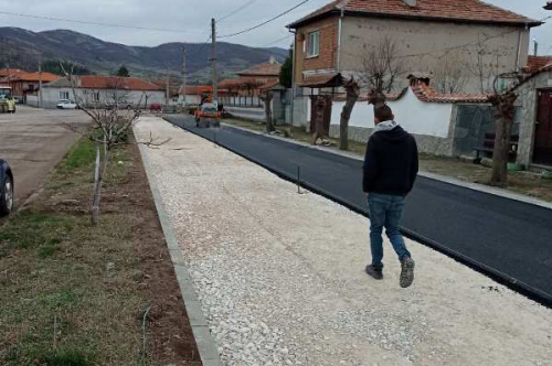 Стартираха ремонтни дейности  на две улици в село Искра