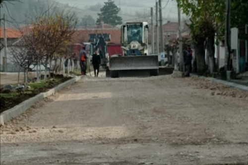 Стартираха ремонтни дейности  на две улици в село Искра