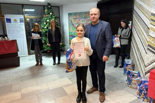 Кметът награди класираните участници в конкурса „Весела Коледа за всички 2022”