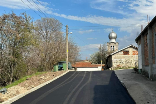 Улицата към църквата в Брягово е с нов облик