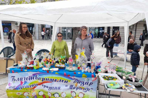 Пъстър Великденски базар украси площада пред общината