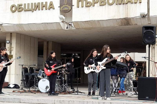 Пъстър Великденски базар украси площада пред общината