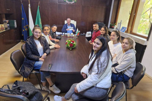 Учениците от ПГСС,,Васил Левски” поканиха кмета на бал