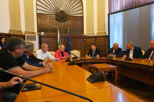 Кметът Николай Митков получи Договора за изпълнение на „Проект за подготвителни дейности за изготвяне на стратегия на МИГ”