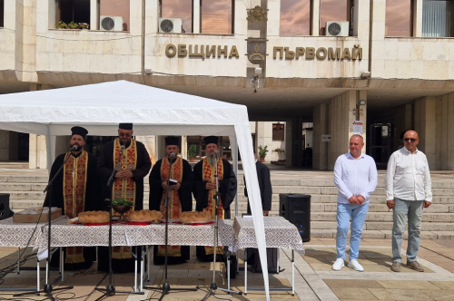 Тържествен водосвет и курбан за здраве събраха жителите на града на площада