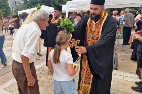 Тържествен водосвет и курбан за здраве събраха жителите на града на площада