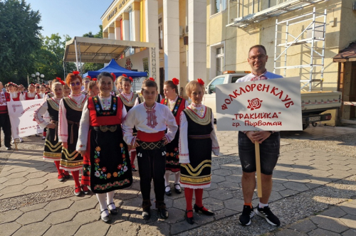  Фестивалът ,,Среща в Тракия” събра стотици почитатели на българския фолклор