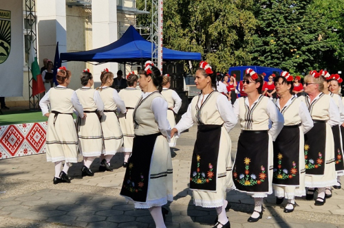  Фестивалът ,,Среща в Тракия” събра стотици почитатели на българския фолклор