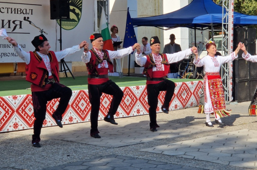  Фестивалът ,,Среща в Тракия” събра стотици почитатели на българския фолклор