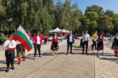  Фестивалът ,,Среща в Тракия” събра стотици почитатели на българския фолклор