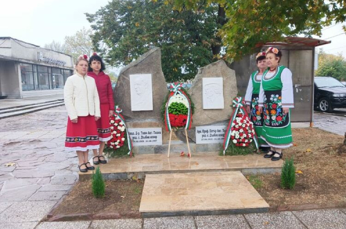 В центъра на с.Дълбок извор беше открита паметна плоча на Акад. Ташо Ташев и арх. Петър Ташев