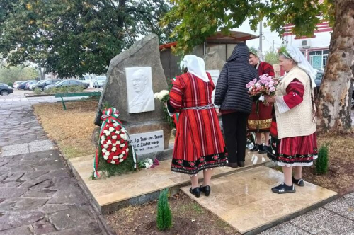 В центъра на с.Дълбок извор беше открита паметна плоча на Акад. Ташо Ташев и арх. Петър Ташев