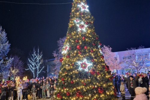  Светлините на Коледната елха в града грейнаха