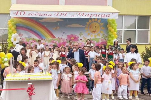 Кметът поздрави  децата и учителите на ДГ ,,Марица” по случай юбилея им