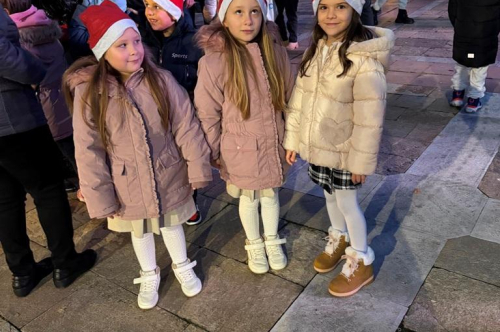 Грейнаха светлините на Коледната елха и украсата в града 