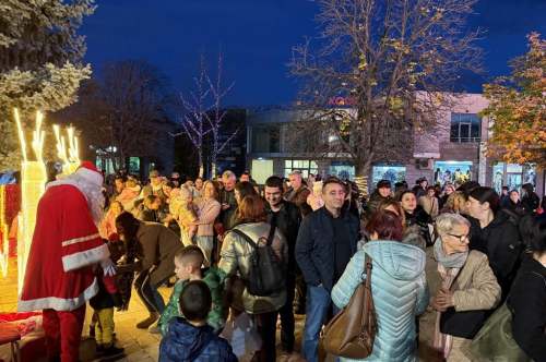 Грейнаха светлините на Коледната елха и украсата в града 