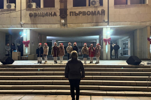 Грейнаха светлините на Коледната елха и украсата в града 