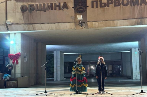 Грейнаха светлините на Коледната елха и украсата в града 