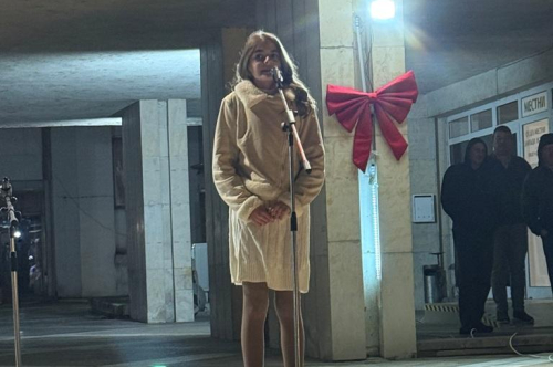 Грейнаха светлините на Коледната елха и украсата в града 