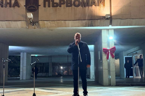 Грейнаха светлините на Коледната елха и украсата в града 